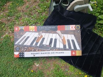 Giant dance on piano