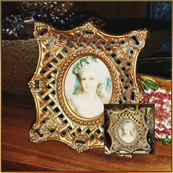 VINTAGE ORNATE VICTORIAN WOMAN GOLD FILIGREE FRAME MINI PICTURE ART PLAQUE TABLE DECOR DISPLAY
