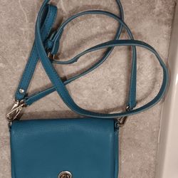 Coach C2815 Karlee Crossbody Bag in Pebble Leather Teal
Designer Fashion Direct
Designer Fashion Direct (4398)