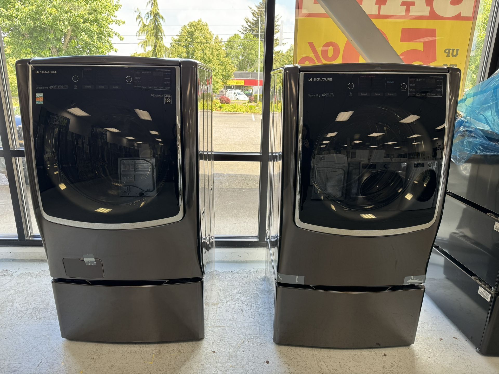 LG SIGNATURE MEGA washer, Dryer And 2 Pedestals Set for Sale in Lacey