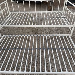 Metal trundle bed with 2 mattresses