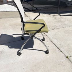 Mesh guest / Reception chair with Roller Legs