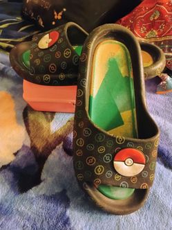 Men's pokemon slides size 7
