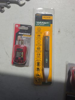 Fluke volt Alert With Sound Outlet Tester
