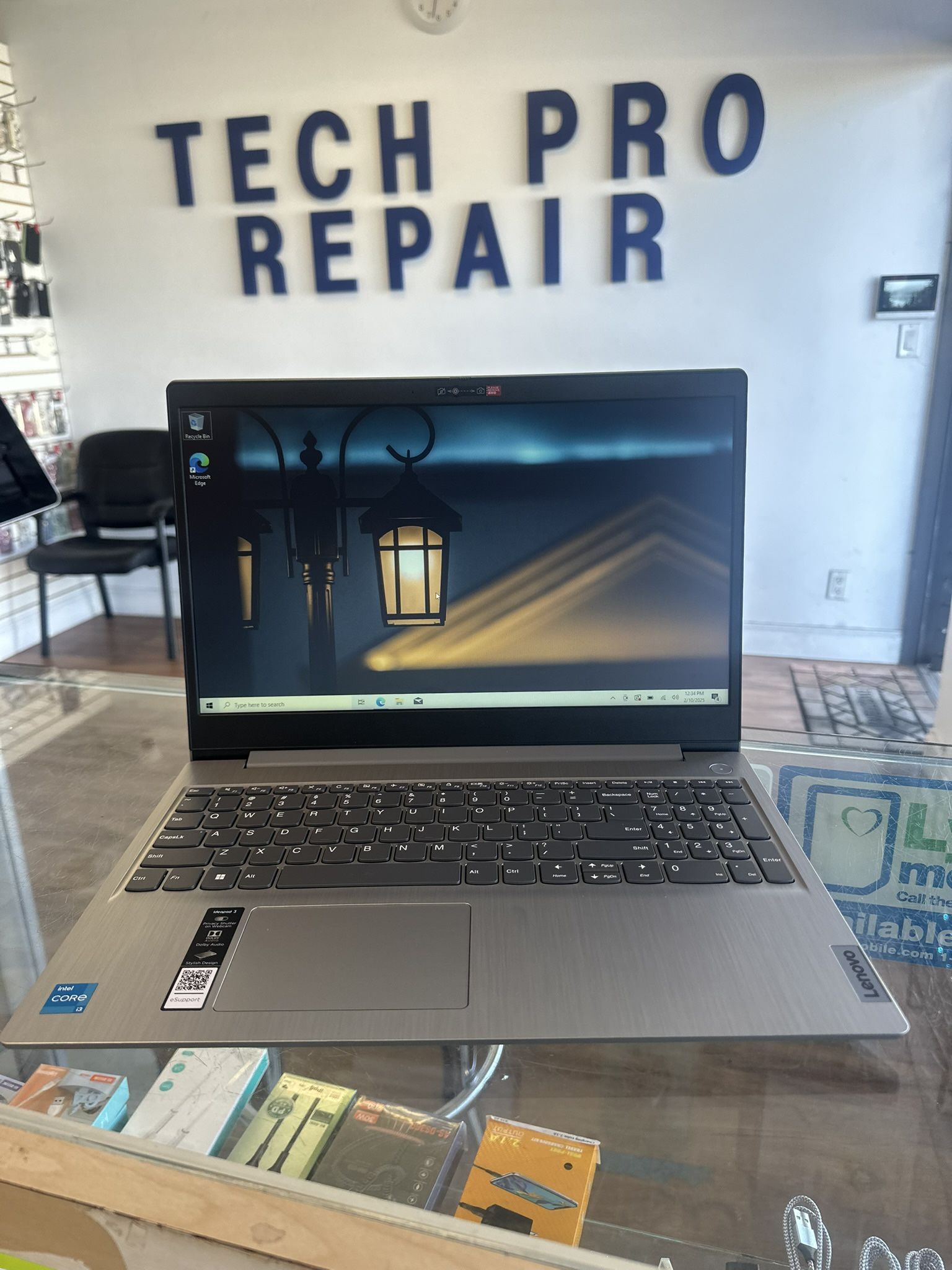 Like New! Lenovo 15” Touch Screen Laptop. i3 11th Gen, 8gb RAM, 256gb SSD.