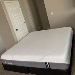 KING TEMPUREPEDIC ADAPT MEDIUM MATTRESS AND FREE BOX SPRINGS 
