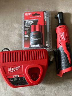 Milwaukee M12 Ratchet with CP 2.5 Battery and Charger New