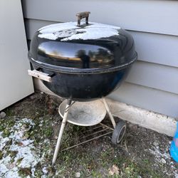 Weber Kettle 26” flat top with grates. Needs cleaning.   Webber bbq charcoal bbq grill smoker