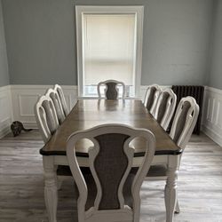 White Table And Chairs 