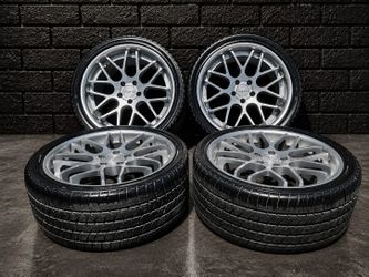 Vendo un Set completo de llantas y rines medida son 255/35/R19s marca vertini concave Rsf2.5 marca de llanta son VEZDA UHP A/S KENDA 5x112
Diame
