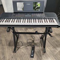 Piano Portátil Yamaha PSR-E273.