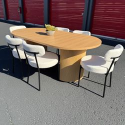 Brand new oval Extension dining table with 2 leafs and 6 chairs 