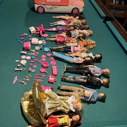 1996 Barbie RV, 15 Barbies, Clothes & Accessories 