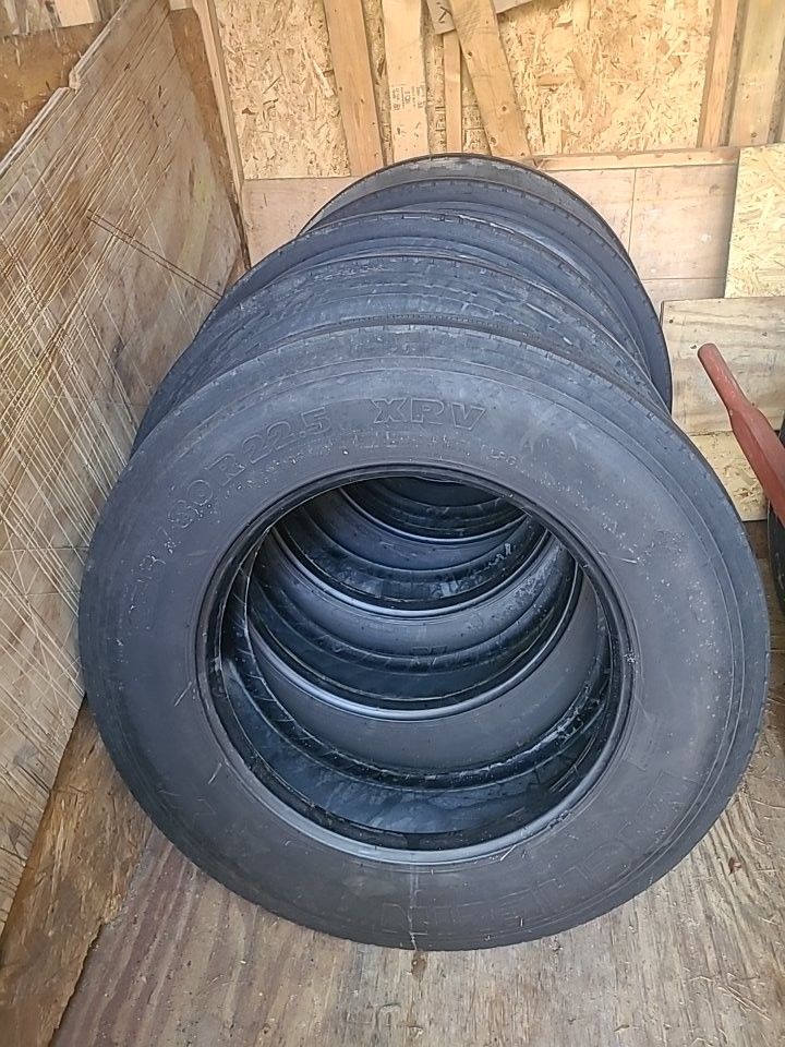 Michelin 275 80 22.5 Tow Truck Tire