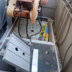 Chicago Tile Saw 10-in Blade Works Good