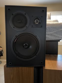 2 KLM entertainment System Speakers