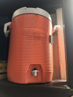 Rubbermaid water container