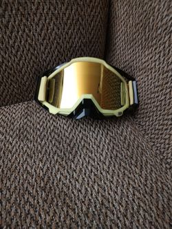 100%  SKI/MOTORCYCLE GOGGLES.   GOLD LENS.   ADJUSTABLE STRAP.  NEW.  PICKUP ONLY.