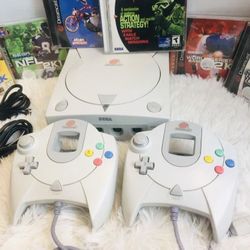 Sega Dreamcast Console W/2 Controllers, Games