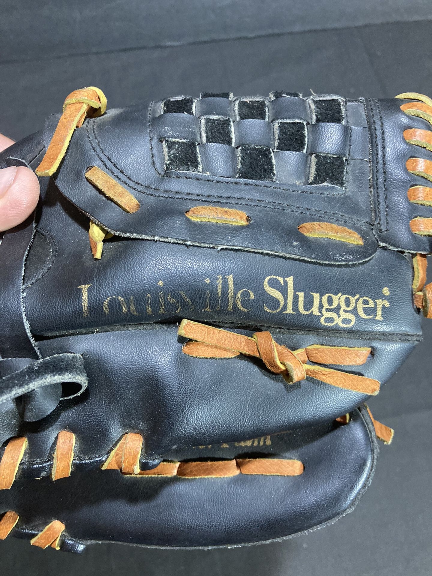 Louisville Slugger 10 Inch Baseball Glove for Sale in San Antonio, TX