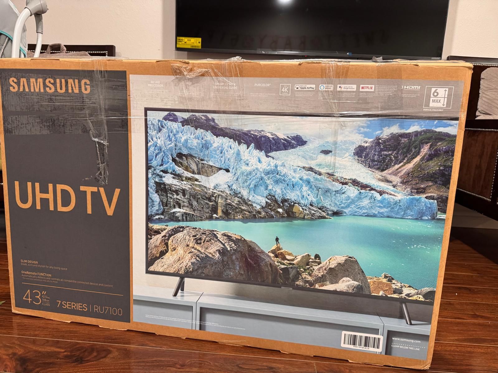 Samsung 43” 4K Smart TV RU7100 + Glass TV Stand (Mount Included)