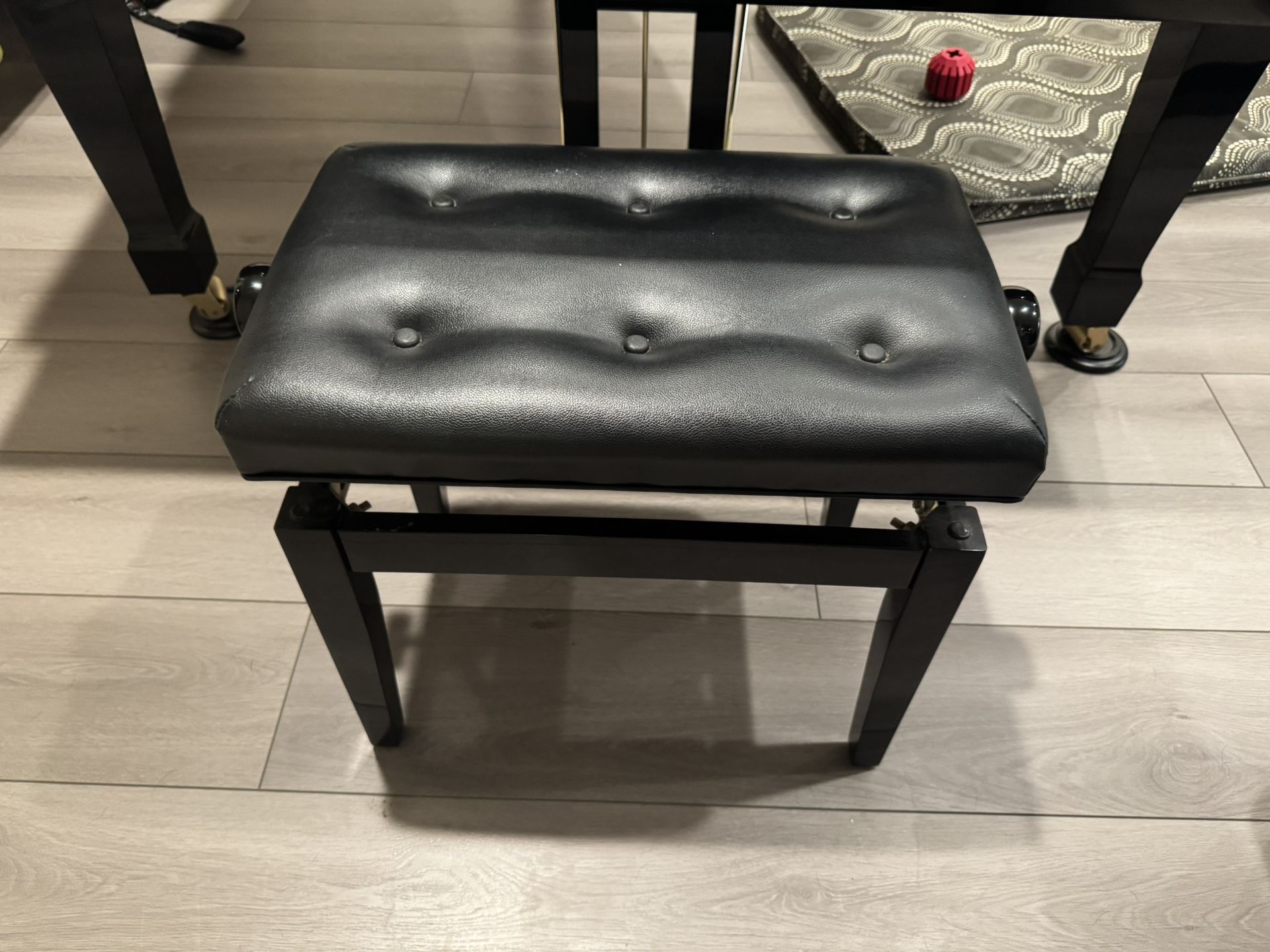 Adjustable piano bench