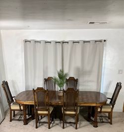 Dining Table with 2 Extensions & 6 Cane Back Chairs / Comedor con Mesa de Extension y 6 Sillas