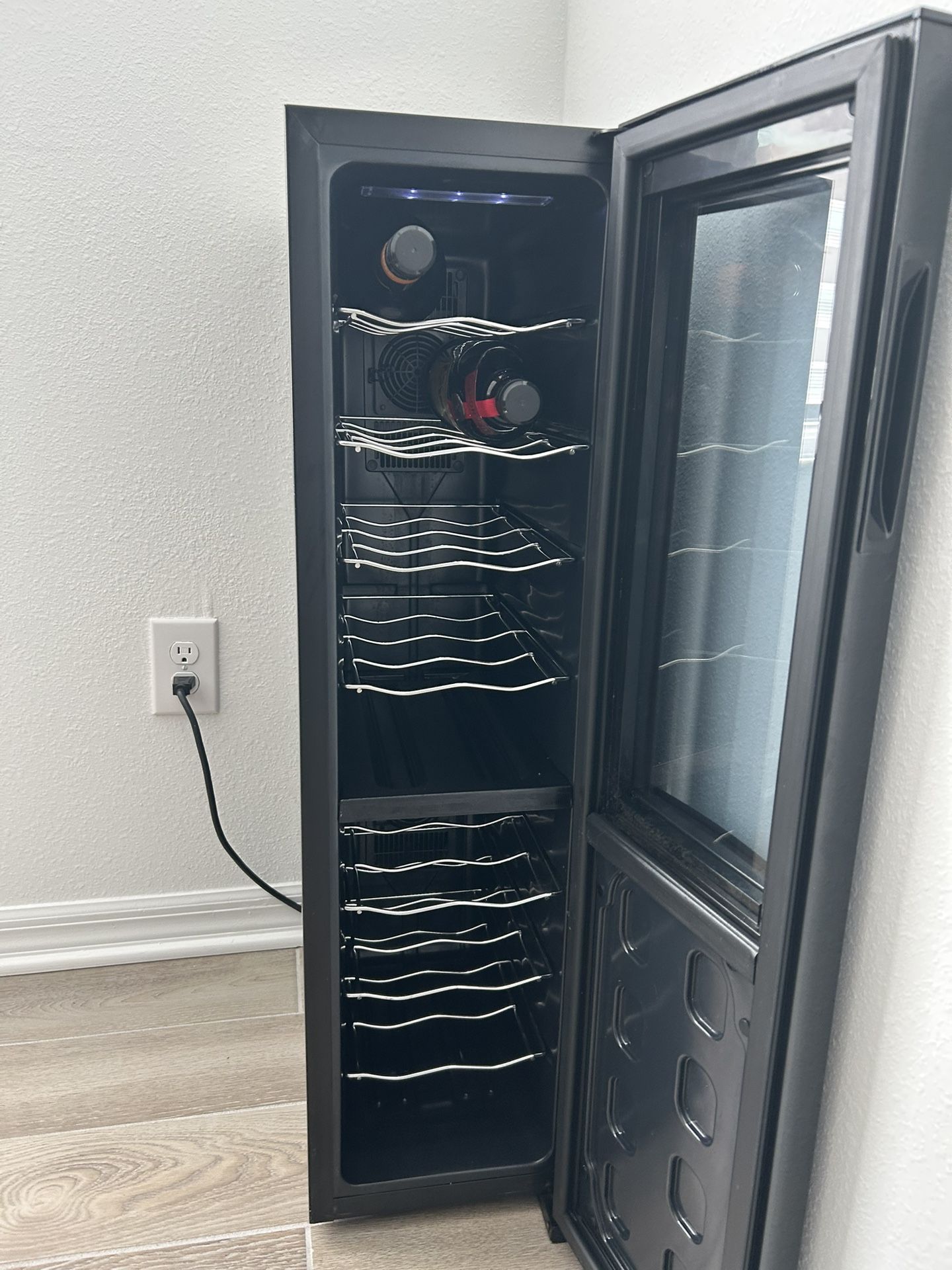 Wine Fridge - Wine Cooler, 18 Bottle Wine