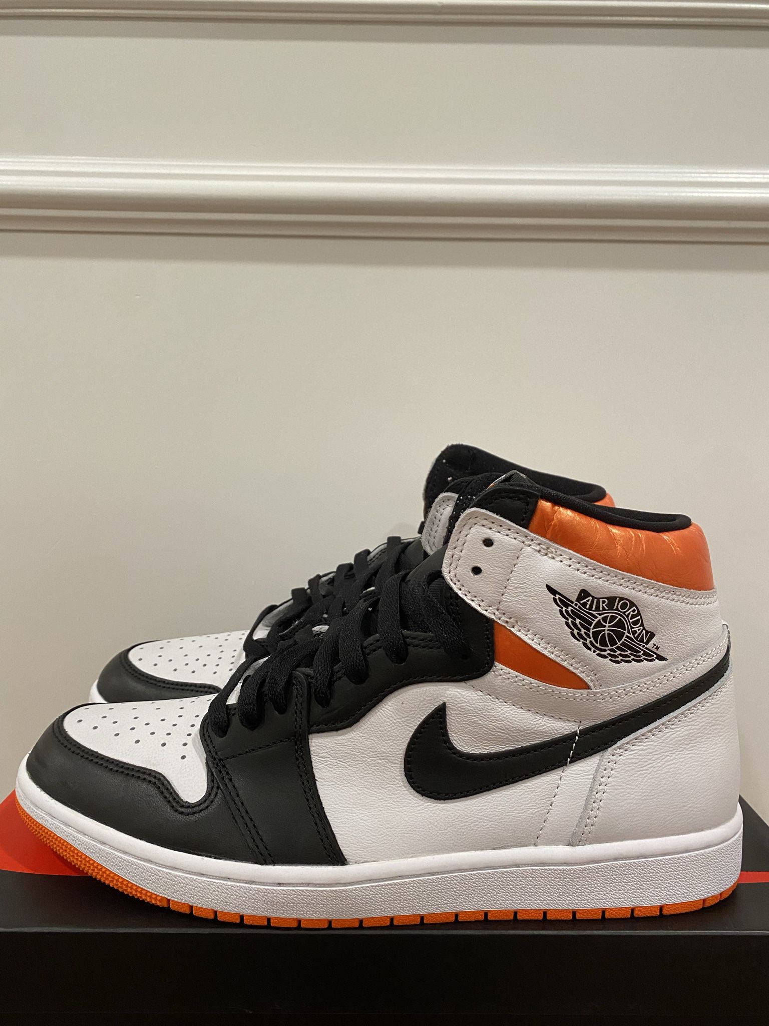 Jordan 1 High “Electro Orange” Size 10.5 Never tried on but put on The Laces Og All