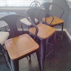 4 Bar stools 100  o best offer