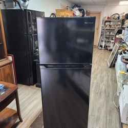 insignia Refrigerator 59x24x24 