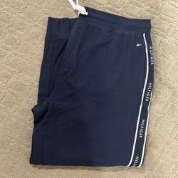 Tommy Hilfiger Men sleepwear jogger pants size XL. Comfortable navy pajama pants with logo detail. The Logo PJ pants is perfect for lounge days.  Feat
