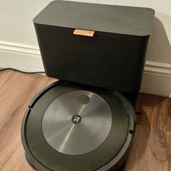 iRobot Roomba j8 - Self-Emptying Robot Vacuum - Black