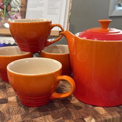 Le Creuset Tea Pot Set w/ 4 Mugs 