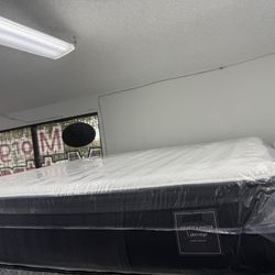 KING SIZE STEARNS & FOSTER (MEDIUM-FIRM) PILLOW TOP MATTRESS & BOX SPRINGS BED SET