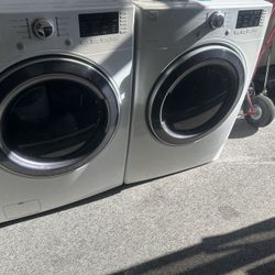 WHITE KENMORE WASHER DRYER SET FRONTAL