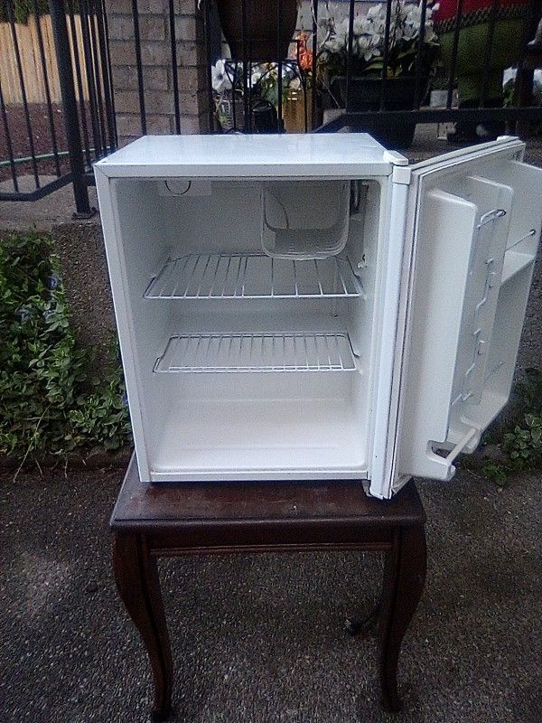 Sanyo  Mini Fridge  Gets Cold Fast 