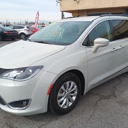 2017 Chrysler Pacifica Touring-L Minivan 4D 