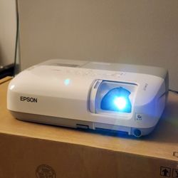 Epson Projector With Remote And Carry Bag. Brand New Lamp Replaced. 0 Hrs On Lamp.