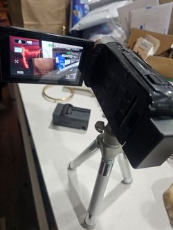 CANON VIXIA HF R40 CAMCORDER WITH BATTERY AND CHARGER WORKS EXCELLENT