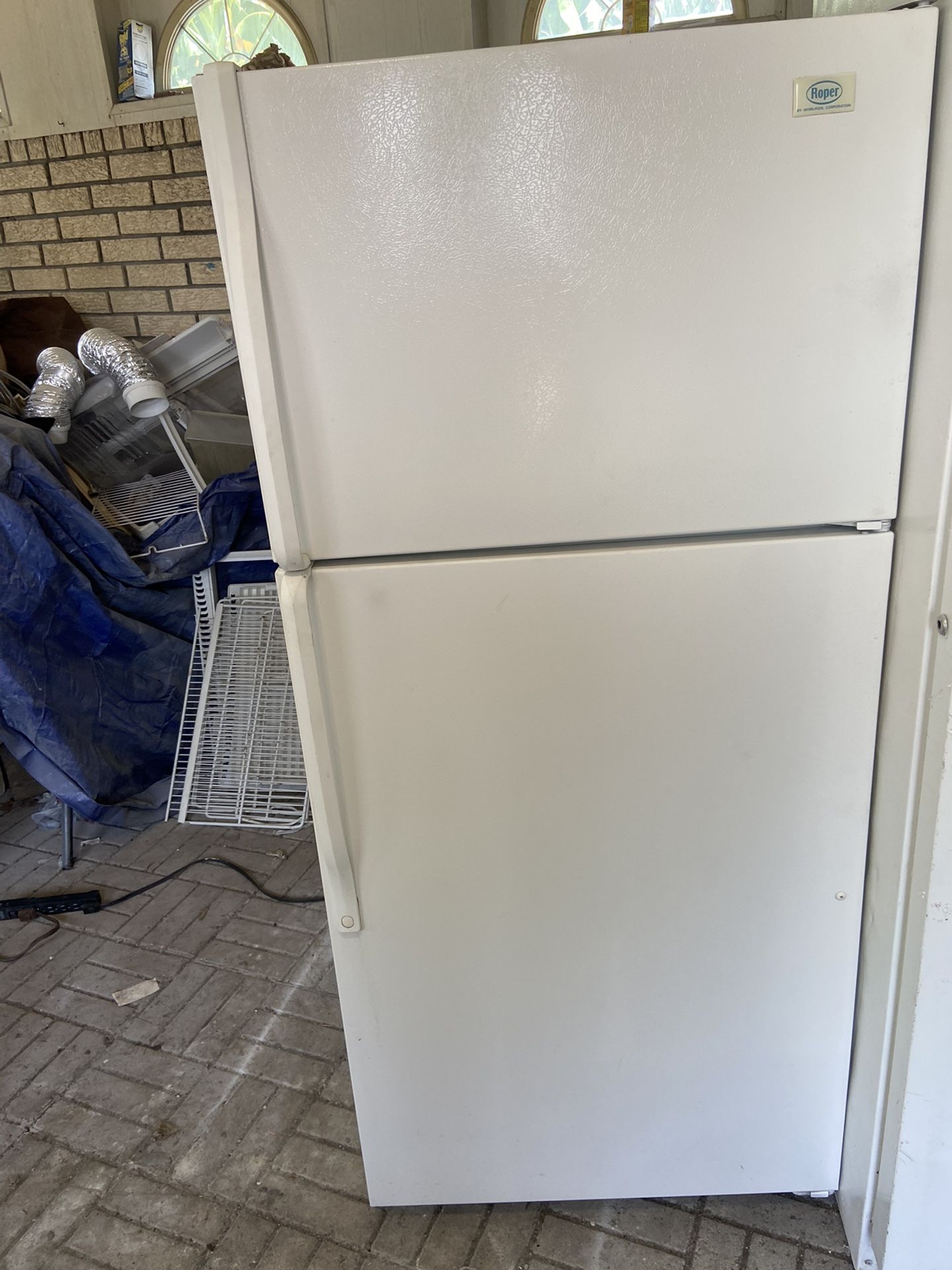EXCELLENT RUNNING WHITE FRIDGE. INSIDE LOOKS LIKE NEW! ITS BEEN CLEANED IN & OUT. WHIRLPOOL ROPER BRAND. FREEZER & FRIDGE COMPARTMENTS RUN LIKE NEW!