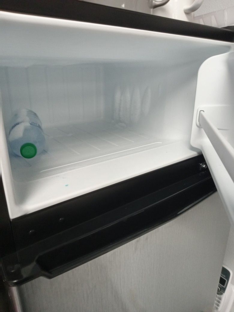 Barely Used Mini Fridge for Sale in Lakewood, WA OfferUp