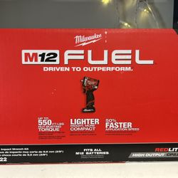 Milwaukee 2562-22 3/8”Stubby Impact Wrench Kit