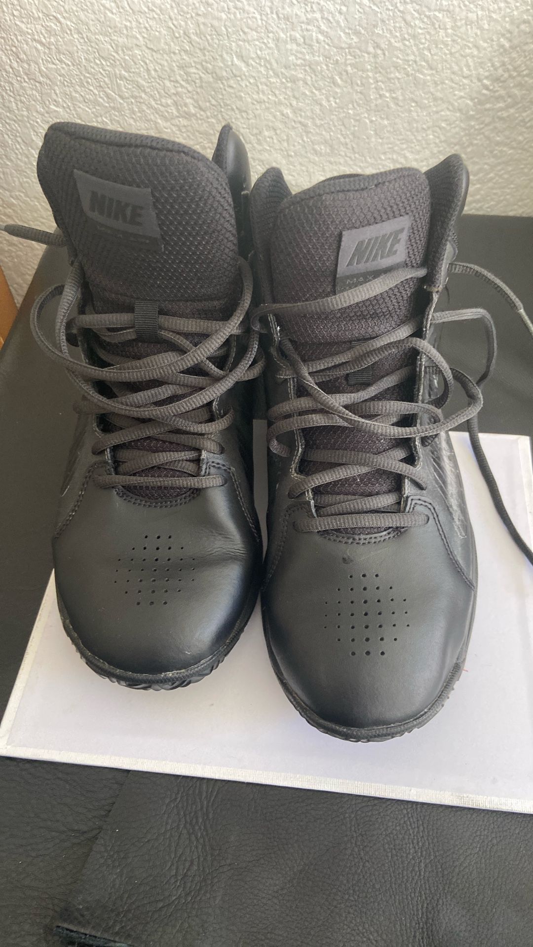 NI KE black shoes