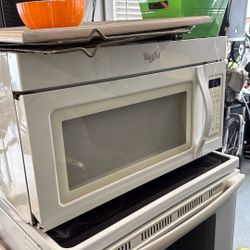 Whirlpool Microwave And Stove In Working Condition