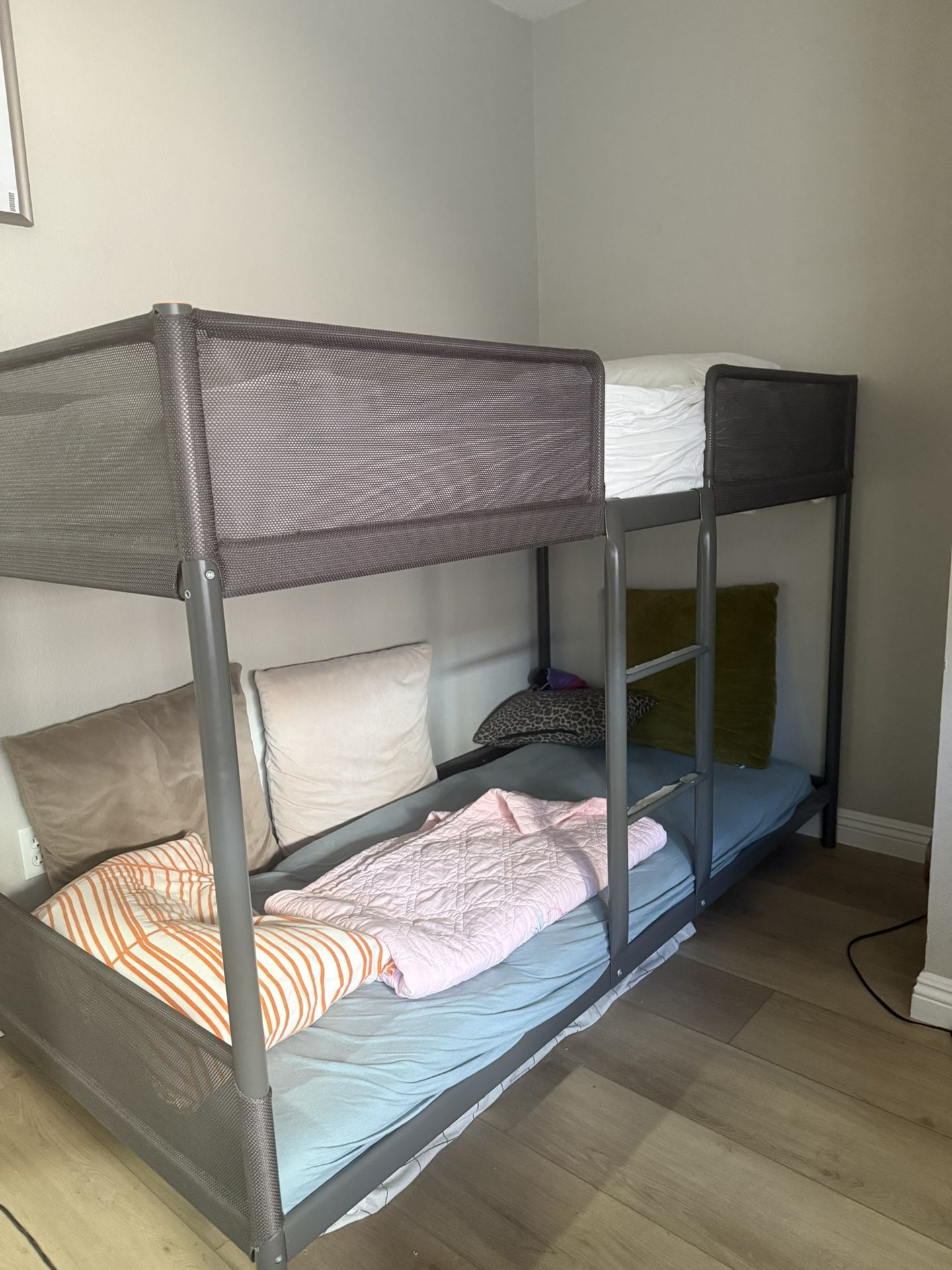 Twin Bunk Bed 