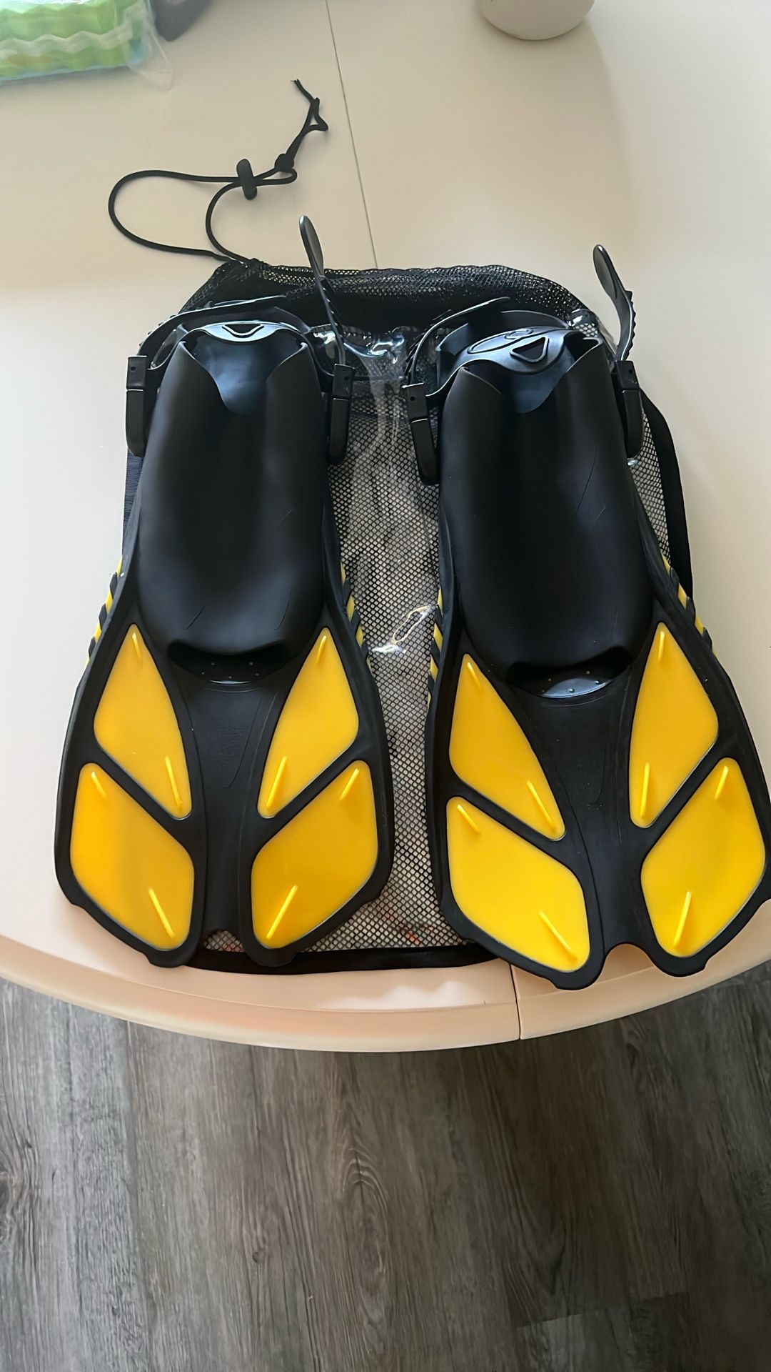 “GREAT CONDITION” PAIR OF SCUBA FINS ML-XL SIZE 9-13