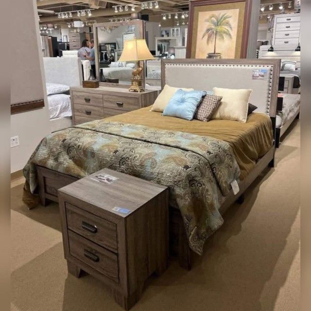 4 piece queen size bedroom set // special price
