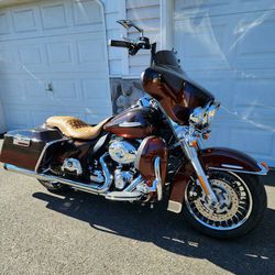 2011 Harley Davidson Ultra Limited. Low Miles-Clean Title 