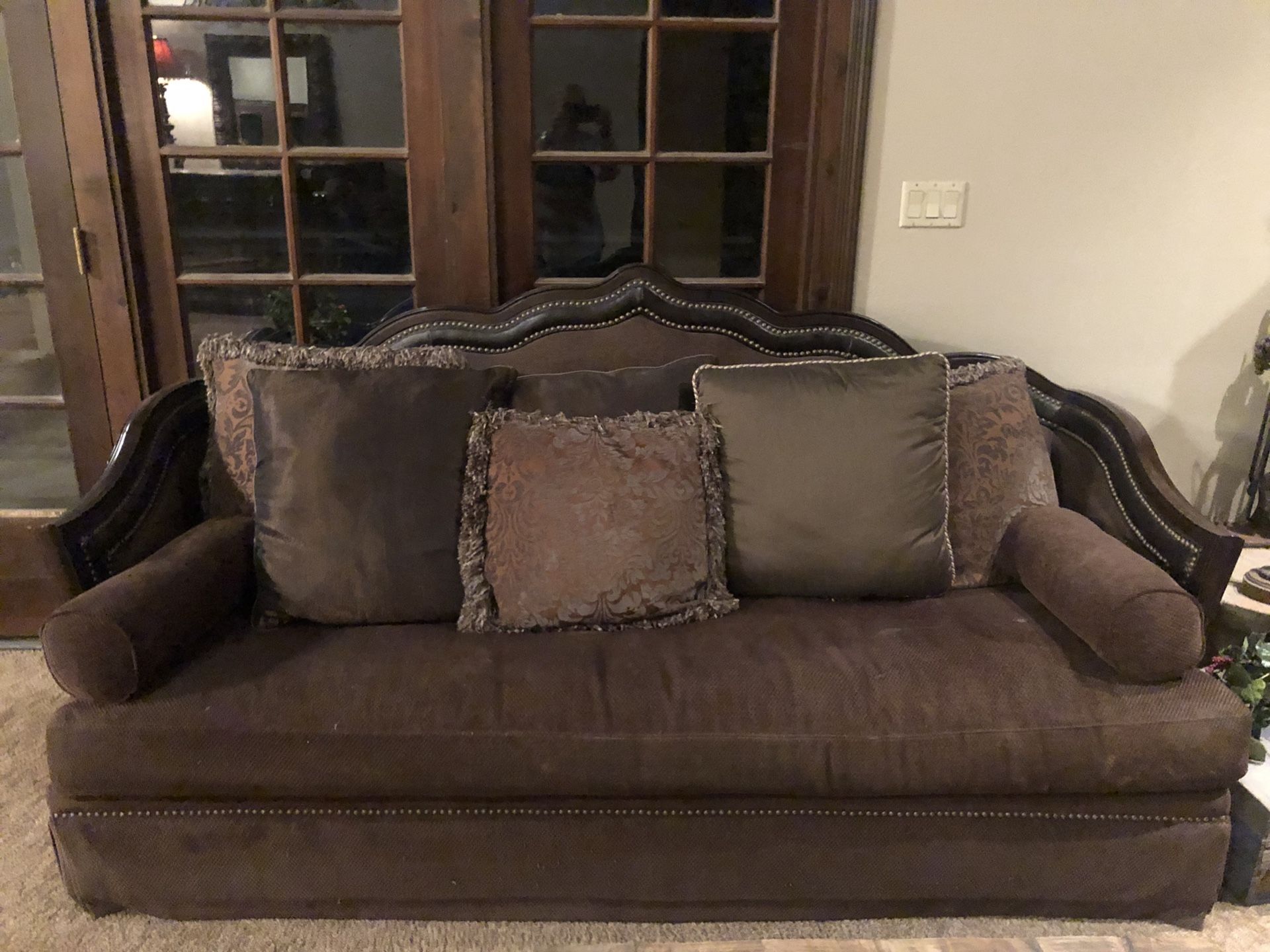 Brown couch 87“ x 40“ with multiple pillows